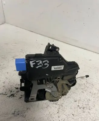 Volkswagen Touran I Front door lock 3D1837015