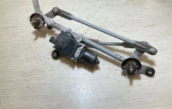 Nissan Leaf II (ZE1) Front wiper linkage C119A