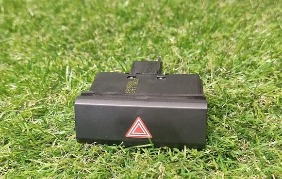 Volkswagen Touareg II Hazard light switch 7P6953509A