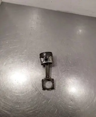Nissan Navara D40 Piston with connecting rod