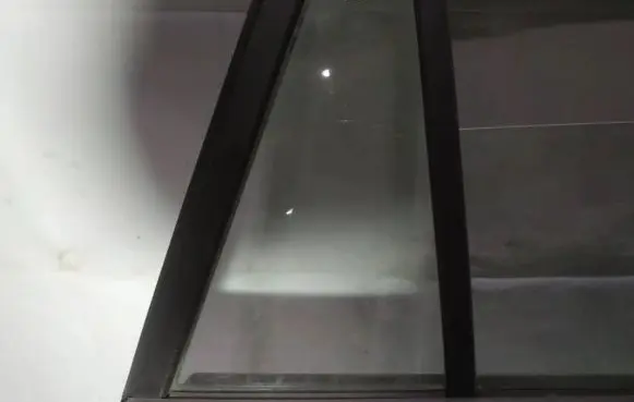 Suzuki Grand Vitara II Rear vent window glass AS2