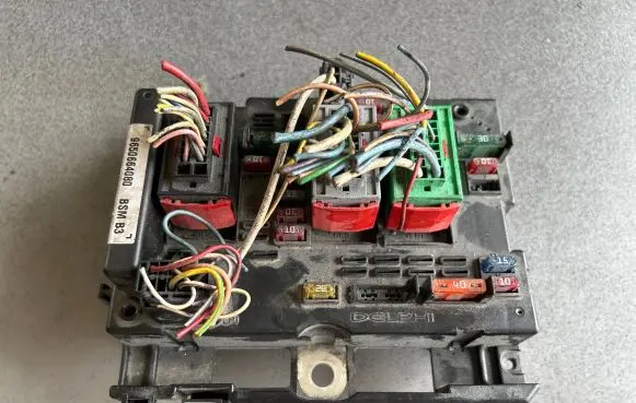 Peugeot 307 Fuse module 9650664080 33752927 BSMB3
