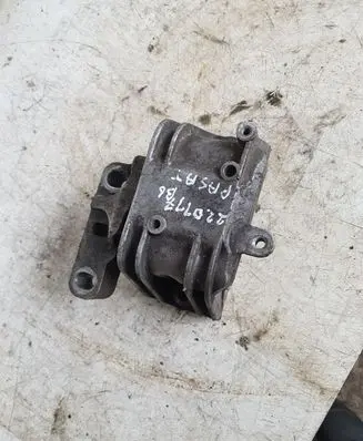 Volkswagen PASSAT B6 Engine mount bracket