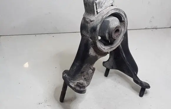 Toyota Corolla Verso E121 Engine mount bracket