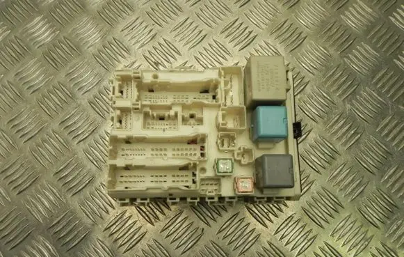 Toyota Prius (XW20) Fuse box set 411020042 K841