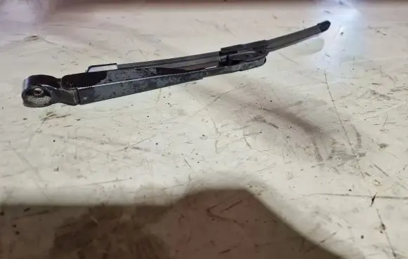Rear wiper blade arm