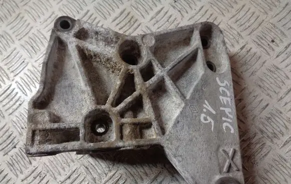Engine mounting bracket