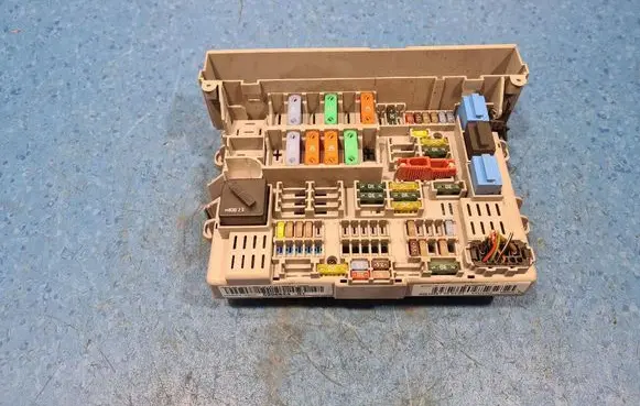 BMW 1 E81 E87 Fuse box set 6906624-01