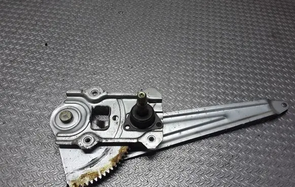 Rear door manual window regulator
