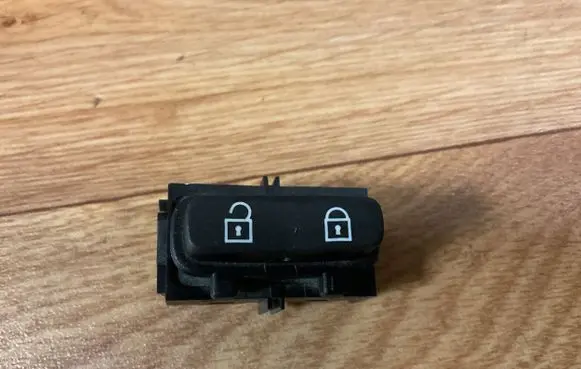 Volvo V70 Central locking switch button 30710475 03451600 SN50005080460508