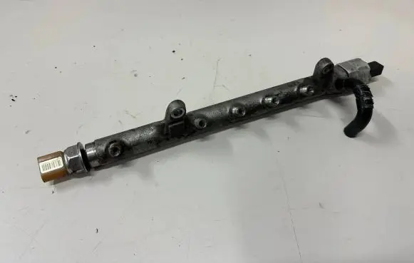 Volkswagen Jetta VI Fuel main line pipe R031125