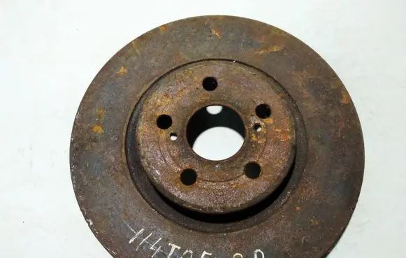Toyota Avensis T250 Front brake disc ventilated
