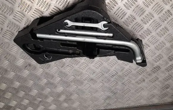 Audi Q7 4L Tool set 4L0012113E