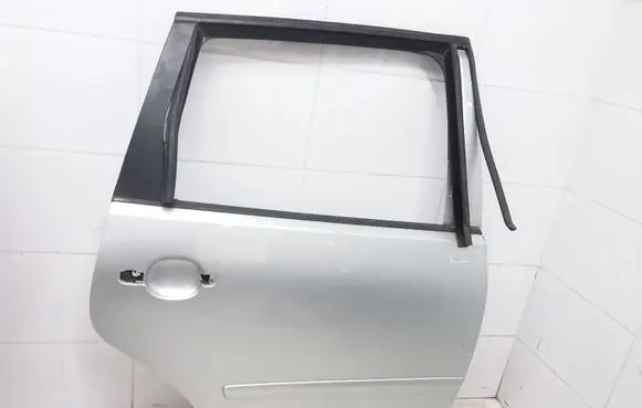 Volkswagen Polo IV 9N3 Rear door 6Q6833312