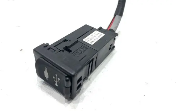 Toyota RAV 4 (XA40) USB socket connector 8619042040