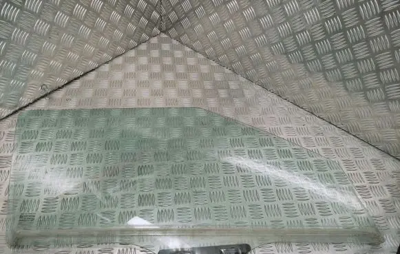 Suzuki Swift II Front door window glass four-door