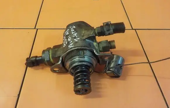 Audi A3 S3 8P Fuel injection high pressure pump 