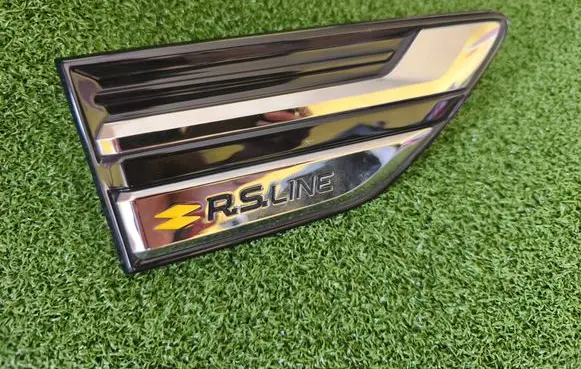 Fender trim (molding)
