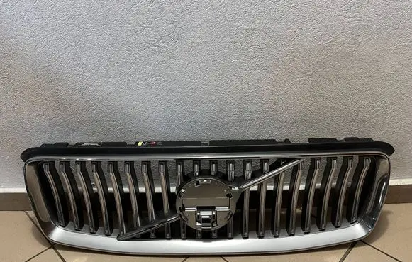 Volvo XC90 Front bumper upper radiator grill 31698400
