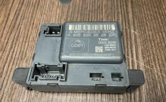 Mercedes-Benz Sprinter W907 W910 Door control unit/module A9068203526
