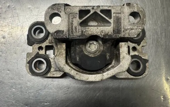 Volvo XC70 Engine mount bracket HL8090M03