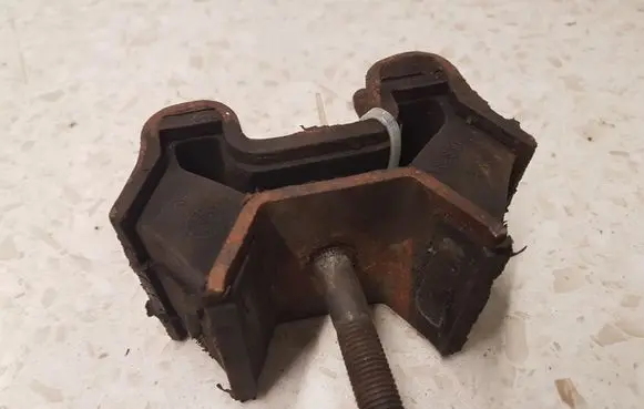 Mercedes-Benz ML W163 Engine mount bracket A1632400117