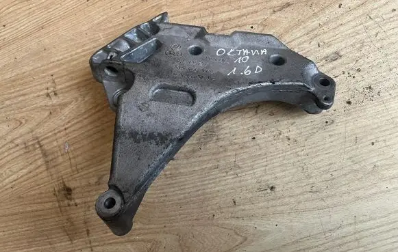 Skoda Octavia Mk2 (1Z) Engine mounting bracket 03L199207
