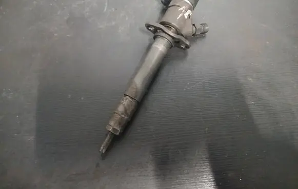 Volvo XC90 Fuel injector 8658353
