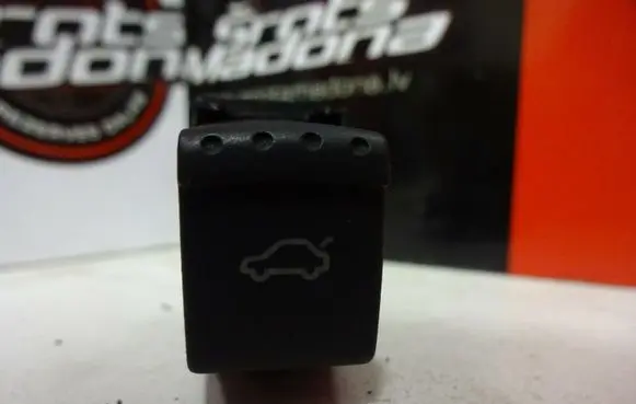 Volkswagen PASSAT B5.5 Tailgate opening switch 1J0959831A