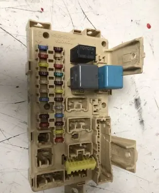 Toyota Avensis T250 Fuse module 82641CA020F