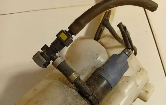 Peugeot 207 Headlight washer pump 8200000879