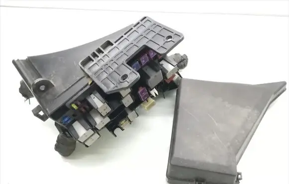 Subaru Legacy Fuse module MB702800B MB502101B