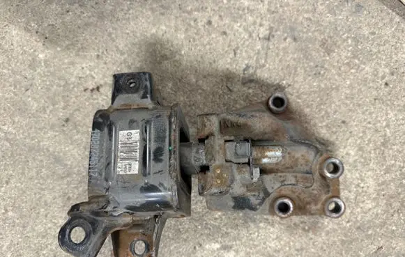 Hyundai i30 Engine mount bracket 21830G4000