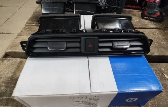 Nissan Leaf I (ZE0) Rear air vent grill 687505SK0B LG60PG05