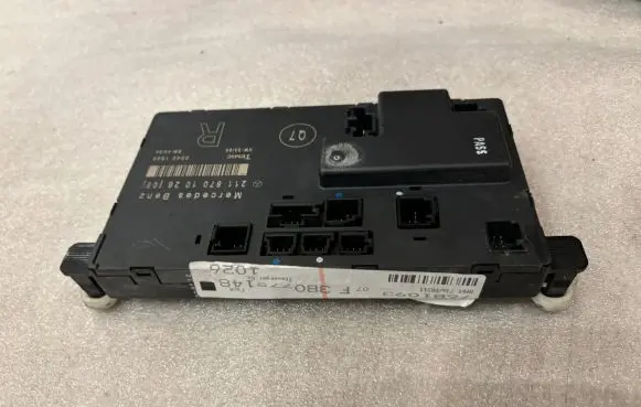 Mercedes-Benz E W211 Door control unit/module 2118701026 00401605 A2118701026