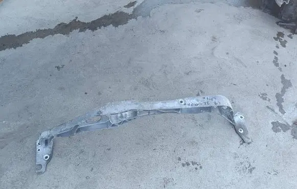 Engine mounting bracket
