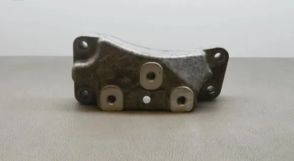 Volkswagen Jetta VI Engine mounting bracket 1K0199117