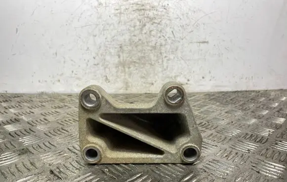 Jeep Grand Cherokee Engine mounting bracket