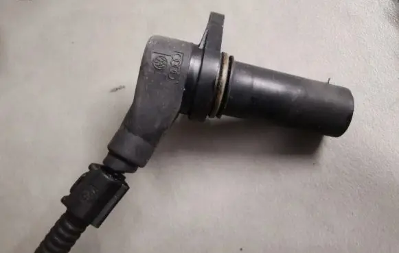 Volkswagen Golf IV Crankshaft position sensor 1J0973723G