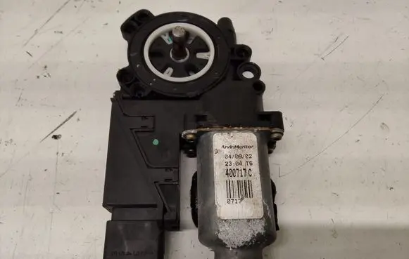 Renault Megane II Front door window regulator motor 400717C