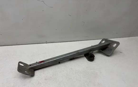 Audi A8 S8 D3 4E Fender mounting bracket 4E0805463D