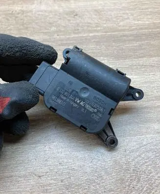 Volkswagen Tiguan Air flap motor/actuator 1K2907511E 0132801344
