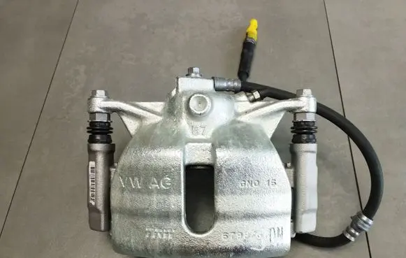 Volkswagen Touran III Front brake caliper 3Q5N