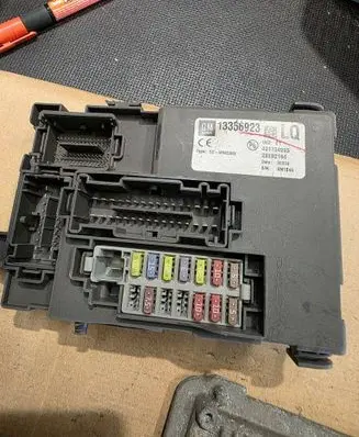 Opel Meriva B Fuse module 13356923 28282164