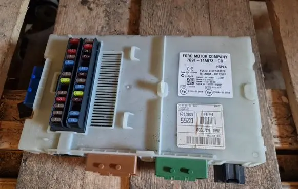 Ford Mondeo MK IV Fuse module 7G9T14A073DD