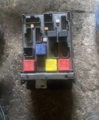 Renault Laguna II Fuse module 8200206771