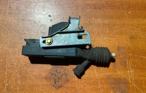 Fuel tank cap lock motor
