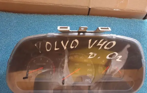Volvo S40, V40 Speedometer (instrument cluster) 30889704D