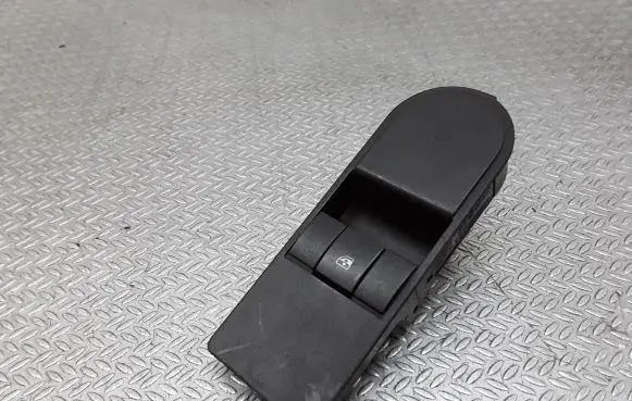 Opel Zafira B Electric window control switch 13197132
