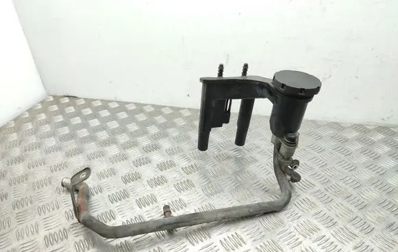 Land Rover Discovery 3 - LR3 Oil fill pipe 4R8Q6A785AE